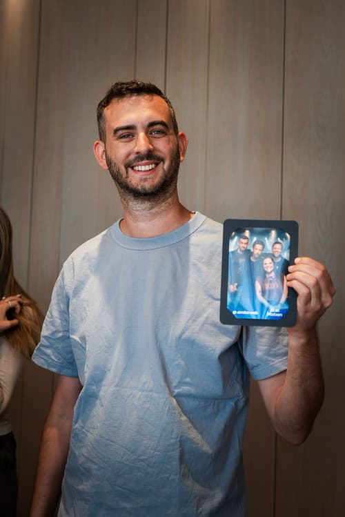 עמדת צילום AI — תמונה 1
