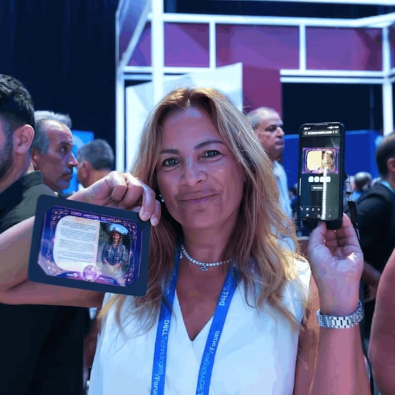 אורחת מחזיקה את הכרטיס המגנטי המודפס לצד הנייד שבו התקבלה אותה תחזית
